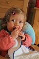2013-12-14 Zelie mange du pain, les garcons decore le sapin 005